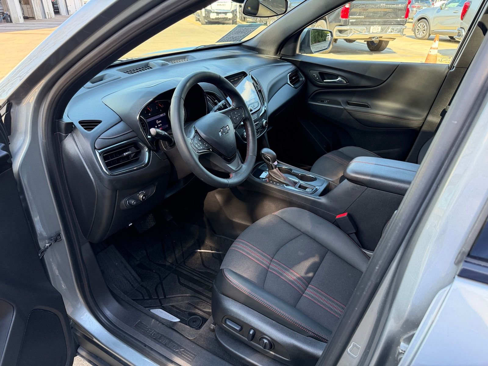 Used 2023 Chevrolet Equinox RS FWD image 4
