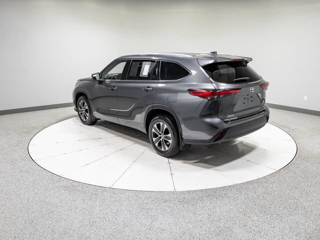 Used 2022 Toyota Highlander XLE AWD/4WD image 34