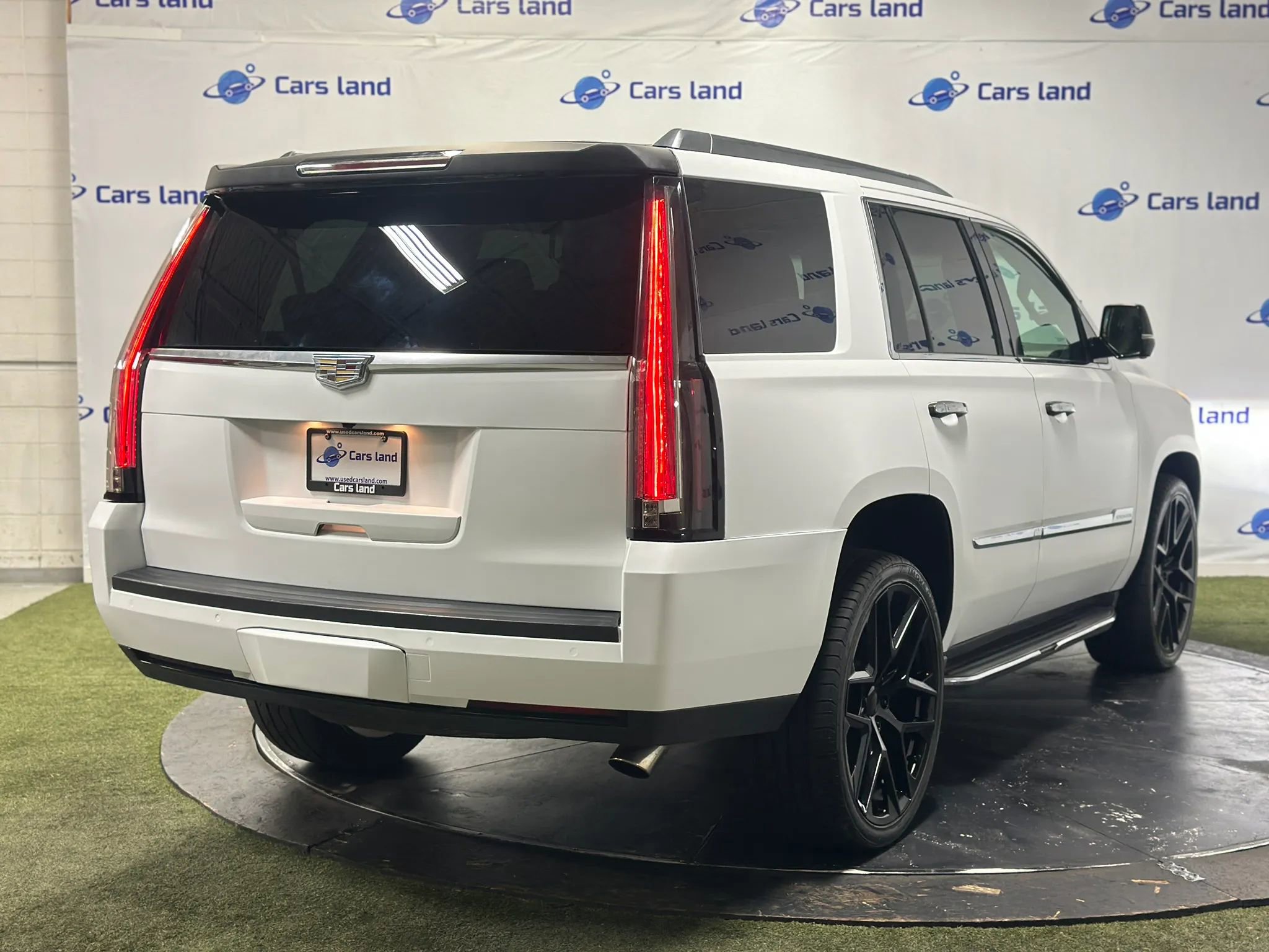Used 2016 Cadillac Escalade Luxury image 3
