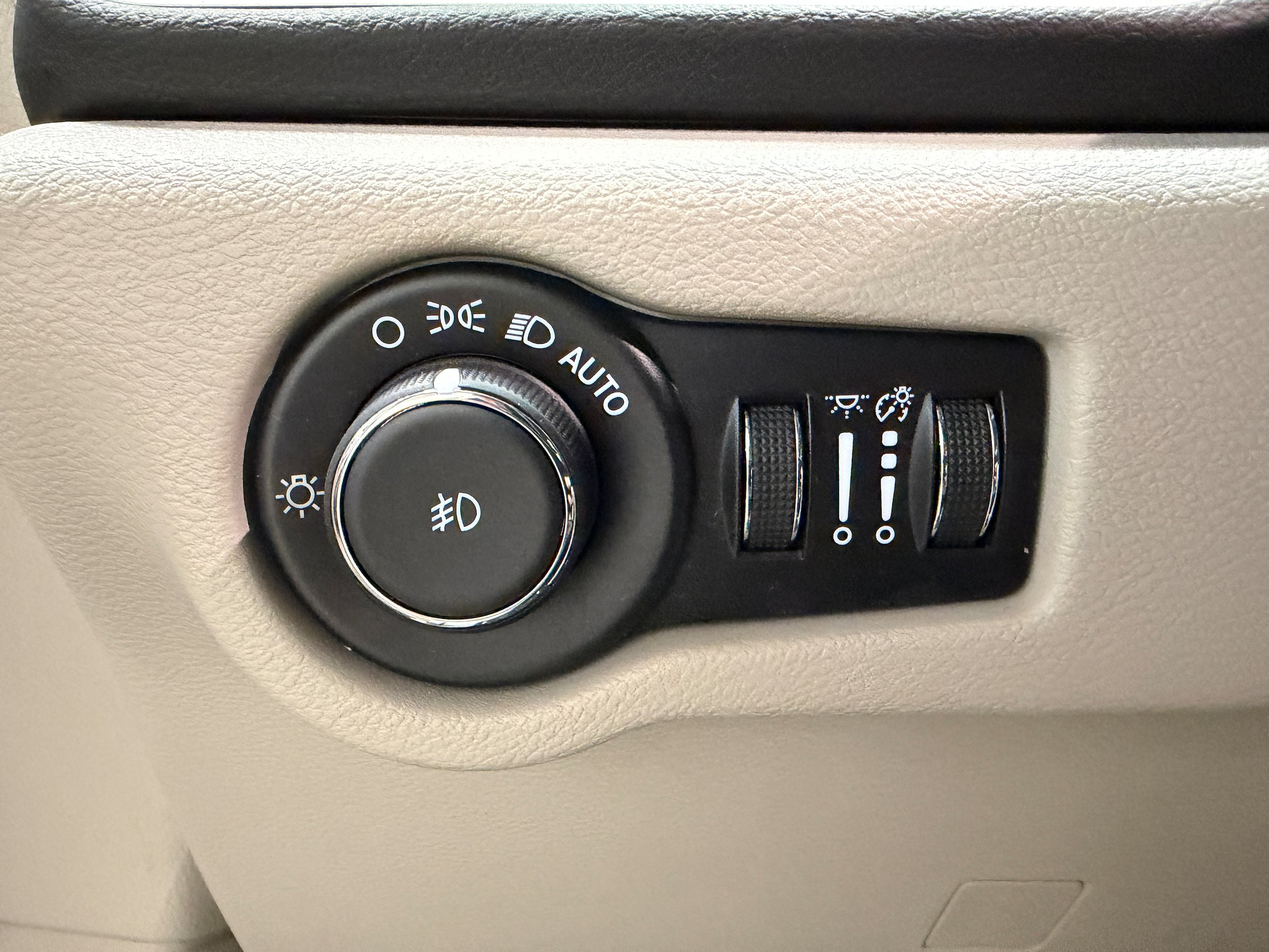 Used 2024 Chrysler Pacifica Touring-L FWD image 16