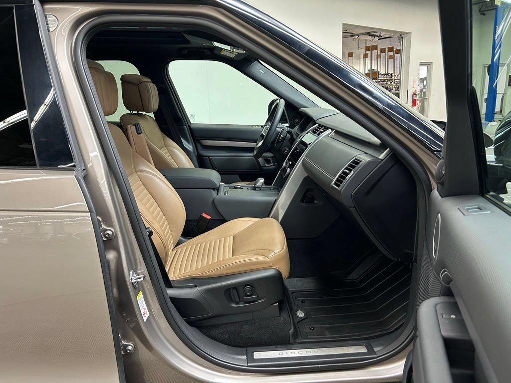 Used 2024 Land Rover Discovery Dynamic SE AWD/4WD image 14