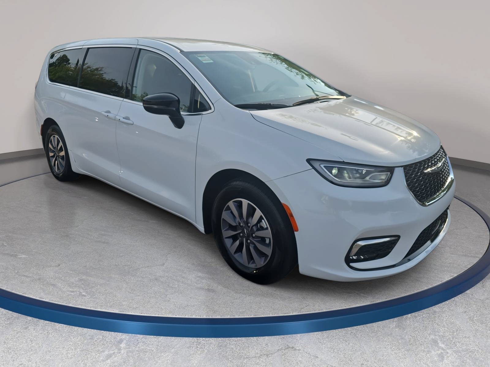 Used 2024 Chrysler Pacifica Limited FWD image 3
