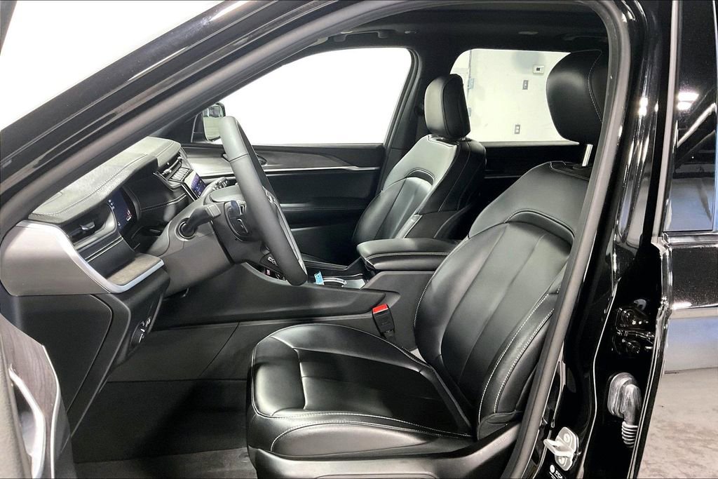 Used 2025 Jeep Grand Cherokee L Limited w/ Black Appearance Package image 34