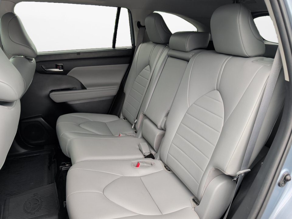 Used 2021 Toyota Highlander XLE AWD/4WD image 15