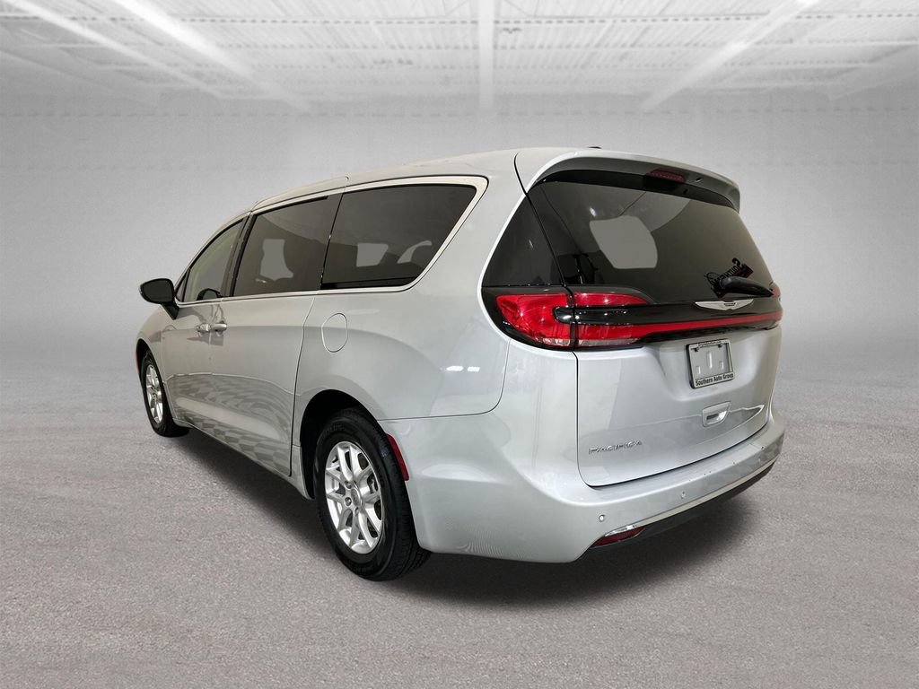 Used 2023 Chrysler Pacifica Touring-L FWD image 3