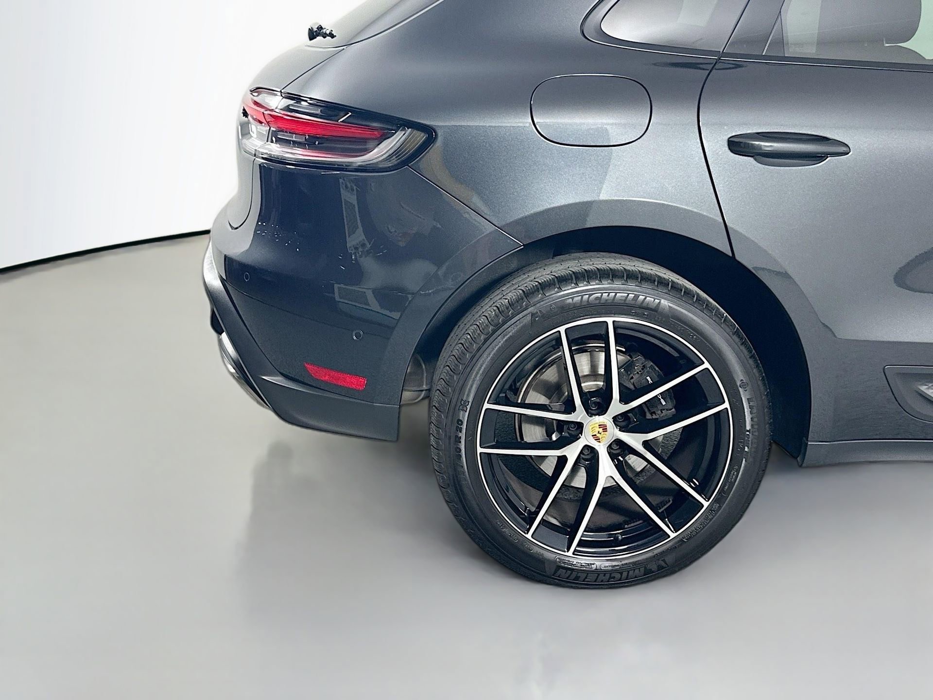Certified 2025 Porsche Macan image 12