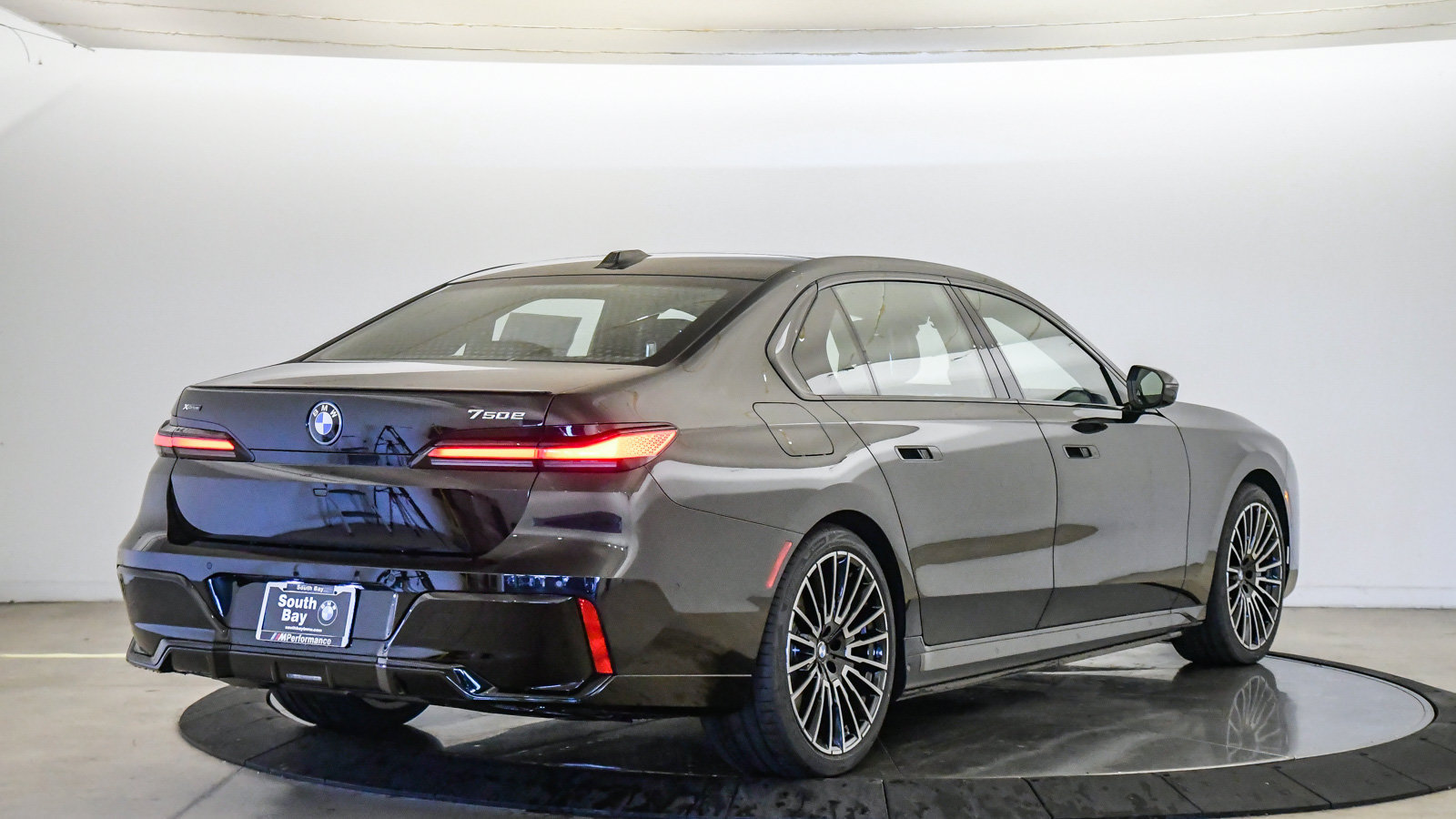 New 2026 BMW 750e xDrive w/ Executive Package AWD/4WD image 5