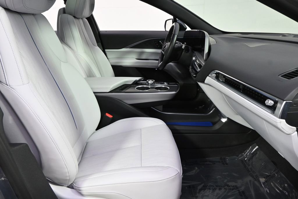 New 2025 Cadillac Lyriq Luxury AWD/4WD image 16