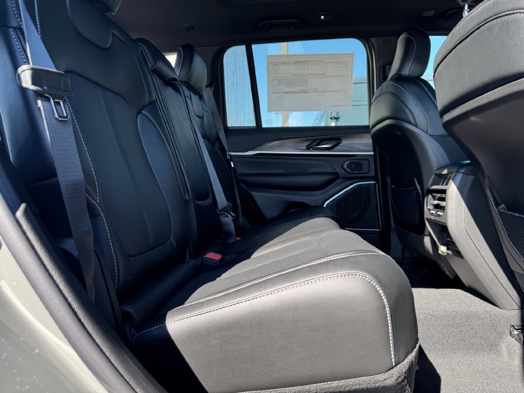 New 2027 Jeep Grand Cherokee Limited AWD/4WD image 12