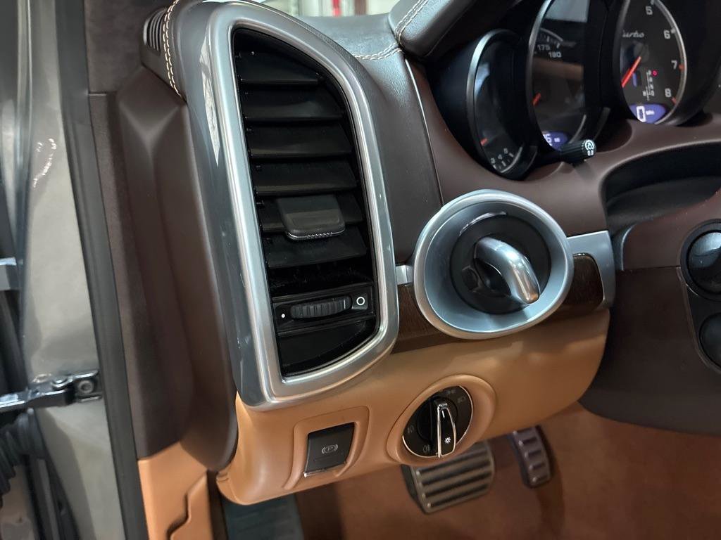 Used 2016 Porsche Cayenne Turbo image 20