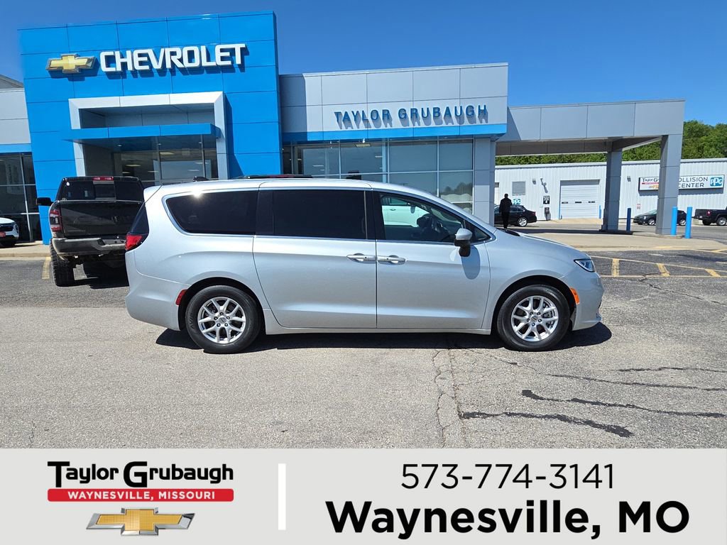 Used 2023 Chrysler Pacifica Touring-L FWD image 1