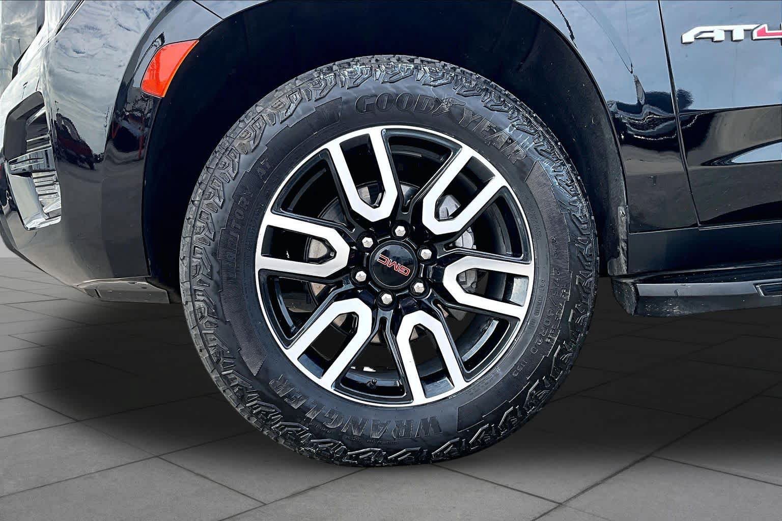 Used 2024 GMC Yukon AT4 AWD/4WD image 11