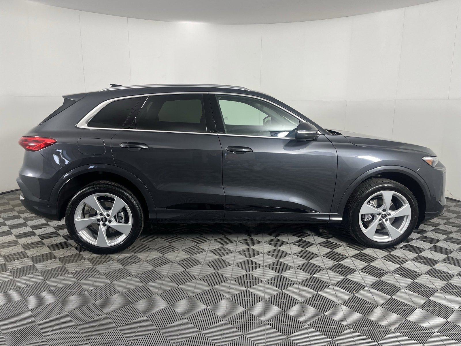 Certified 2025 Audi Q5 2.0T Premium Plus w/ Premium Plus image 10