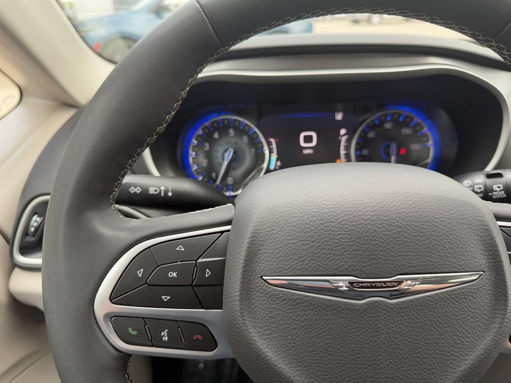 Used 2023 Chrysler Pacifica Touring-L FWD image 28