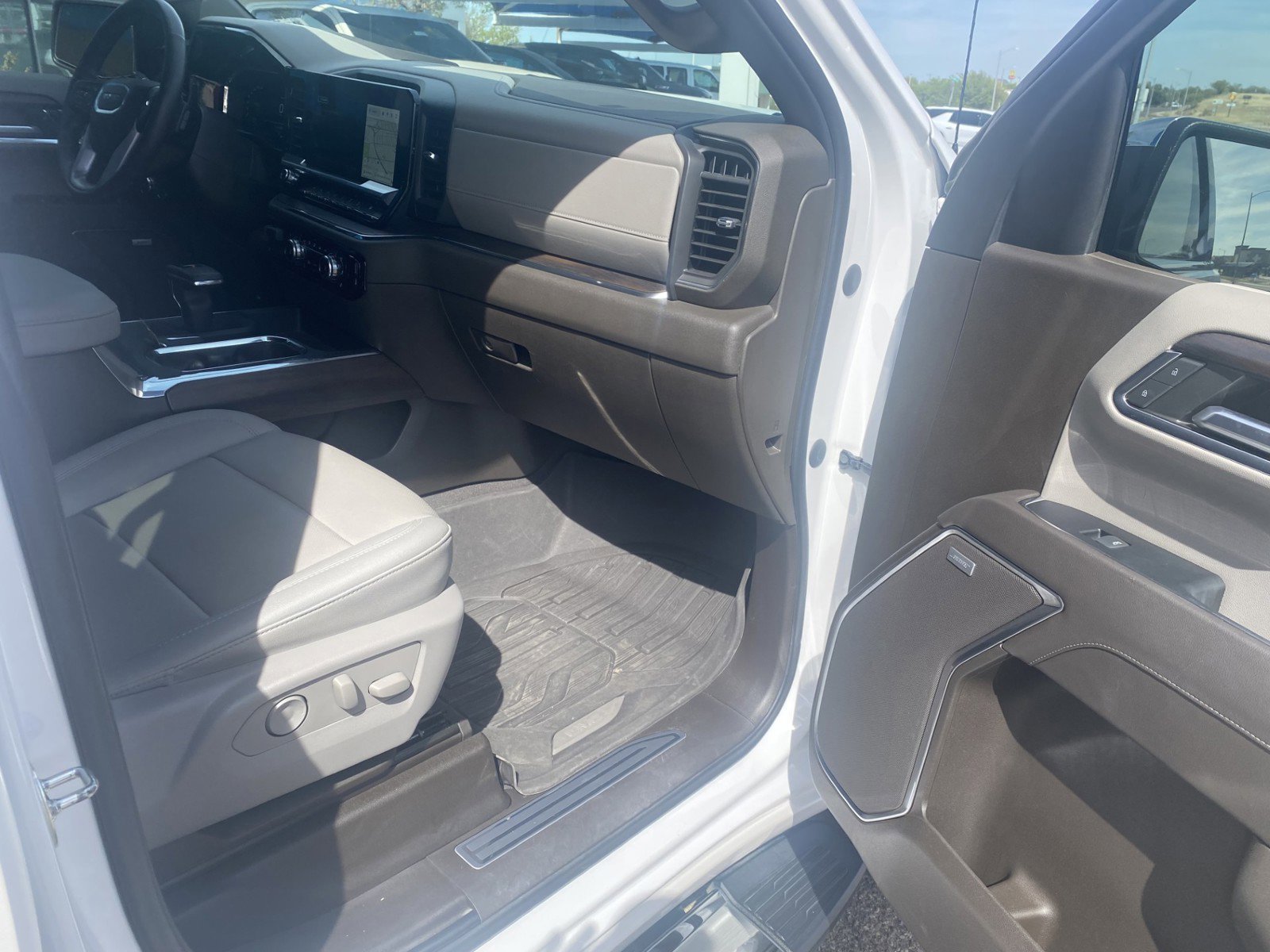 Used 2023 GMC Sierra 1500 SLT AWD/4WD image 11