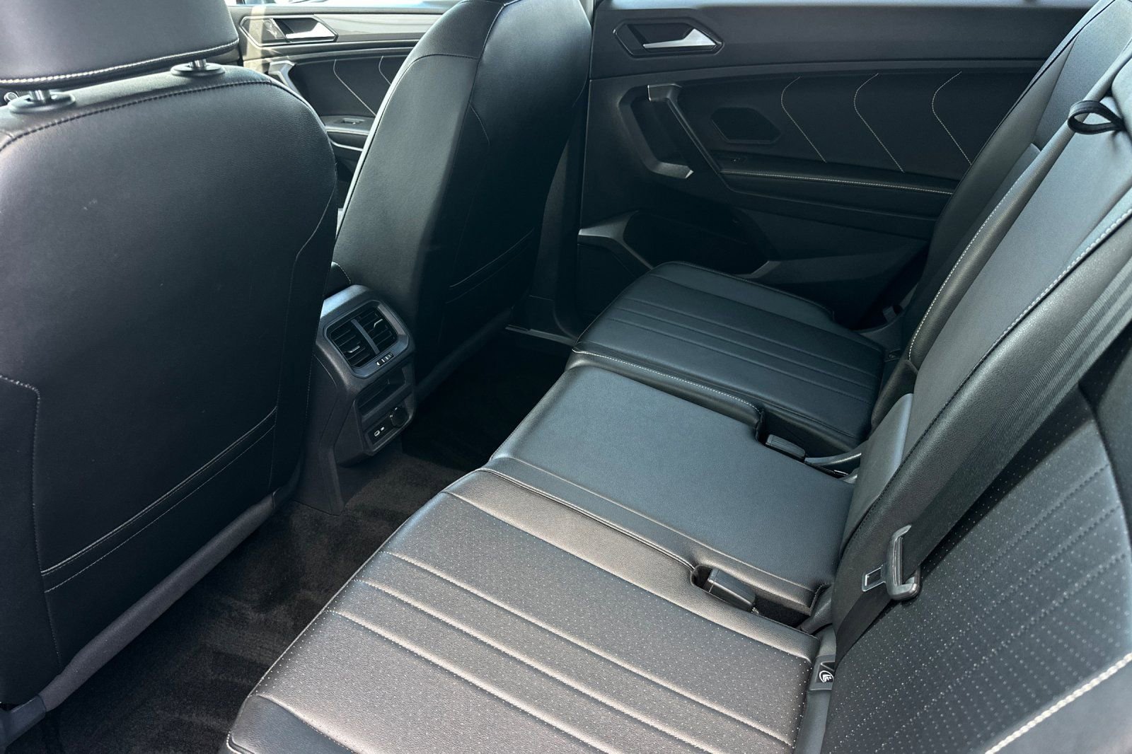 Used 2023 Volkswagen Tiguan SE FWD image 12