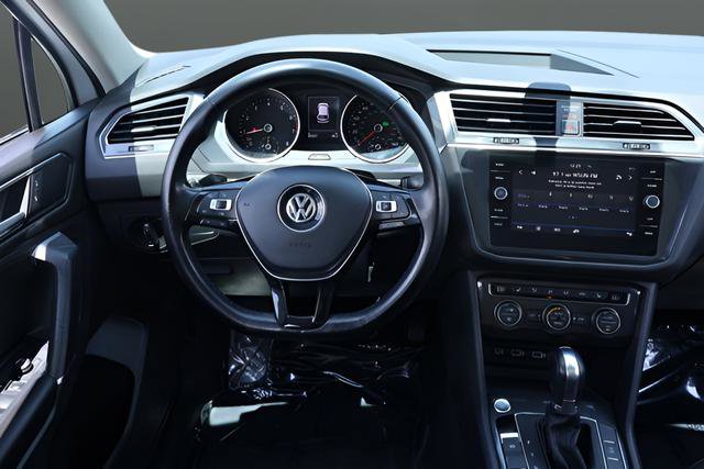 Used 2018 Volkswagen Tiguan SE w/ Panoramic Sunroof Package FWD image 16