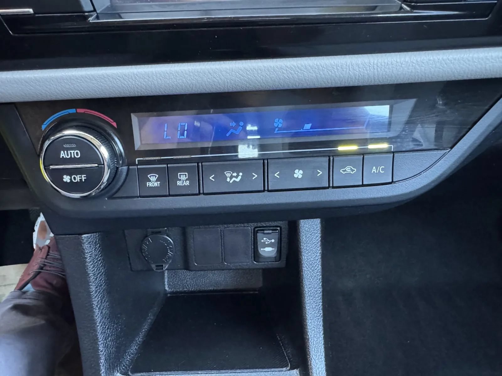 Used 2016 Toyota Corolla LE FWD image 28