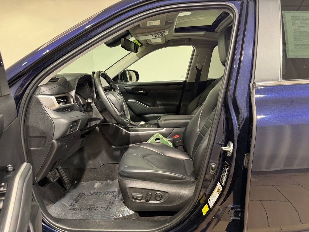Used 2023 Toyota Highlander XLE AWD/4WD image 13