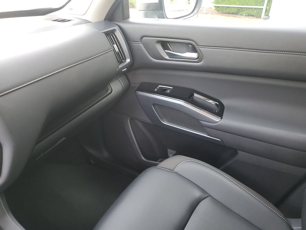 Certified 2025 Nissan Pathfinder SL w/ SL Premium Package FWD image 38