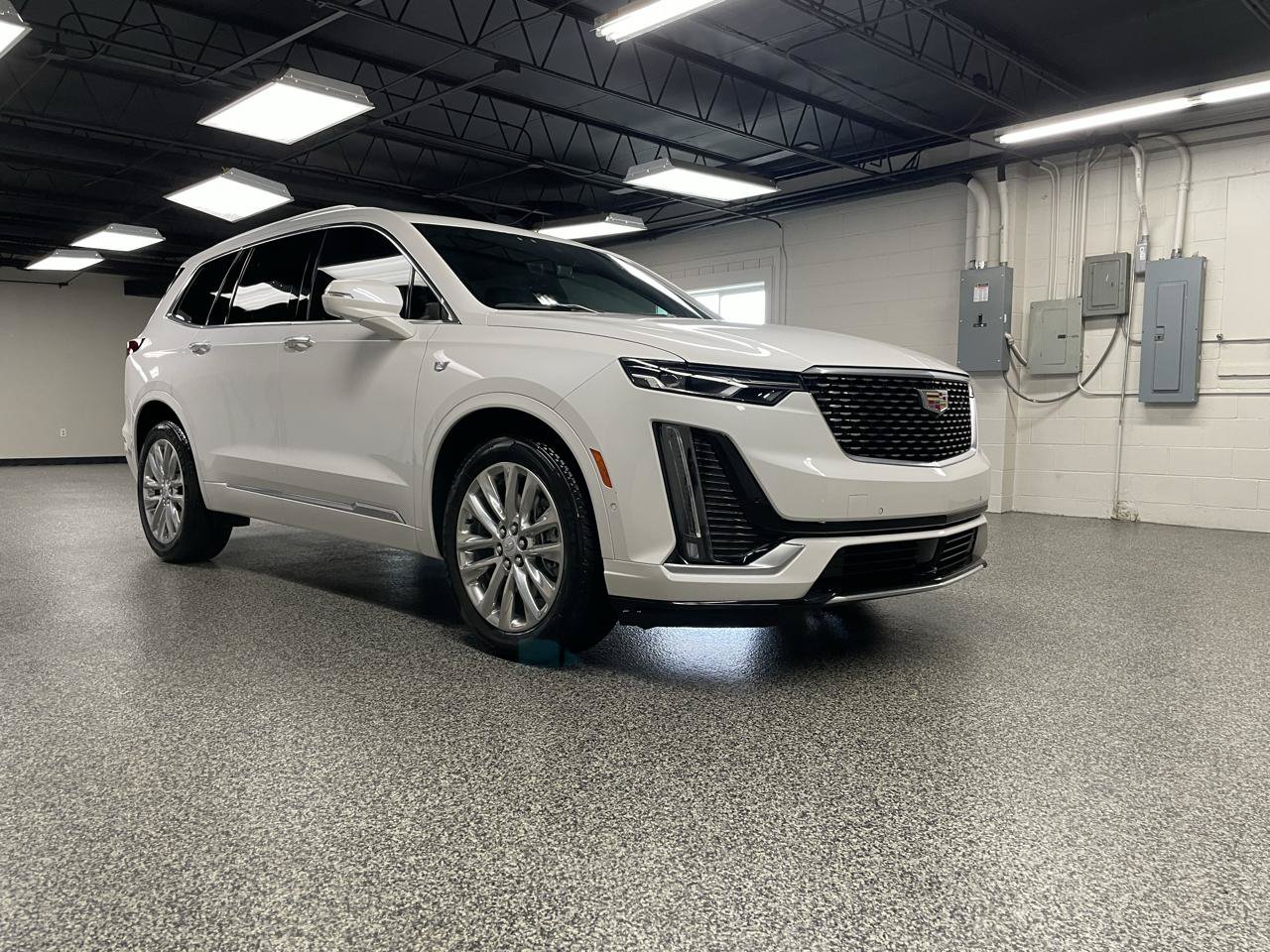 Used 2025 Cadillac XT6 Premium Luxury w/ Technology Package FWD image 3
