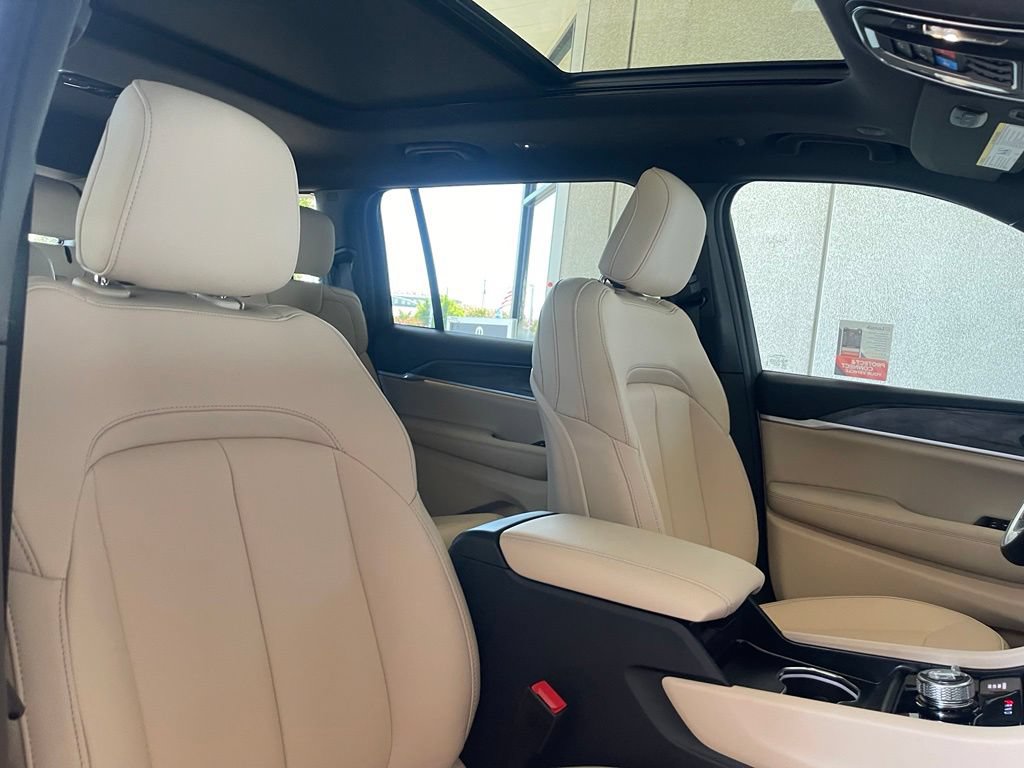 New 2026 Jeep Grand Cherokee L Limited w/ Limited Altitude Package AWD/4WD image 19