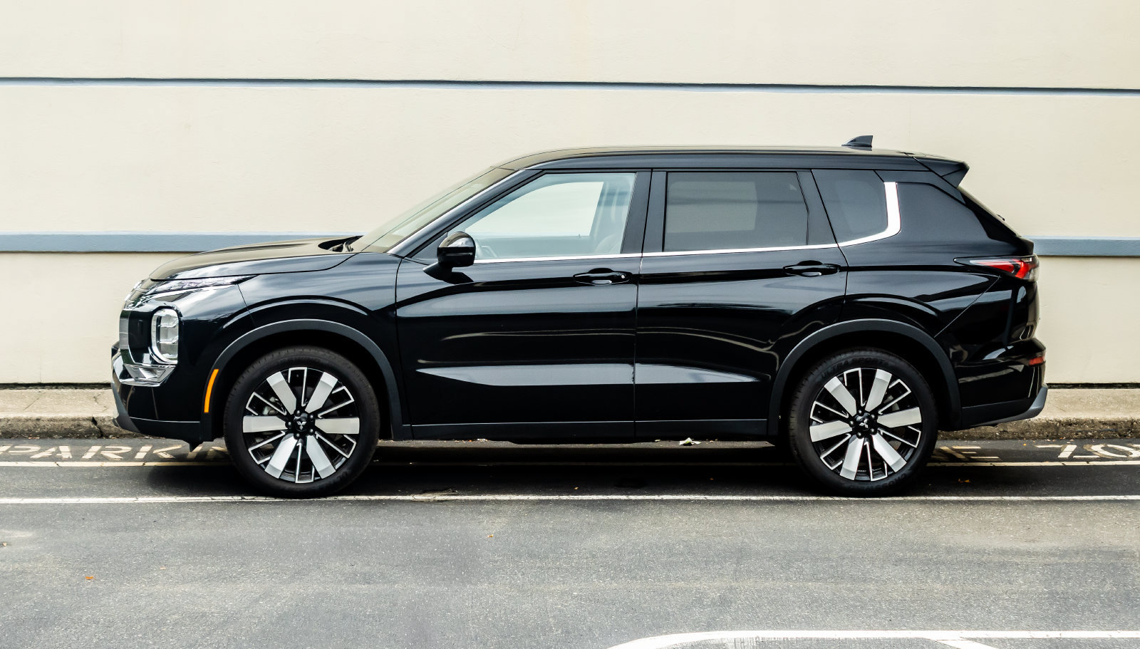 Used 2025 Mitsubishi Outlander SE AWD/4WD image 4