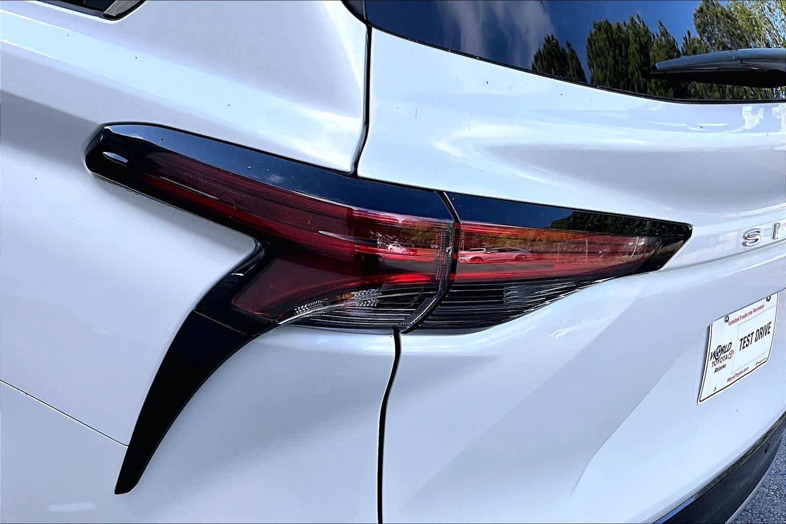 Used 2025 Toyota Sienna Platinum FWD image 29