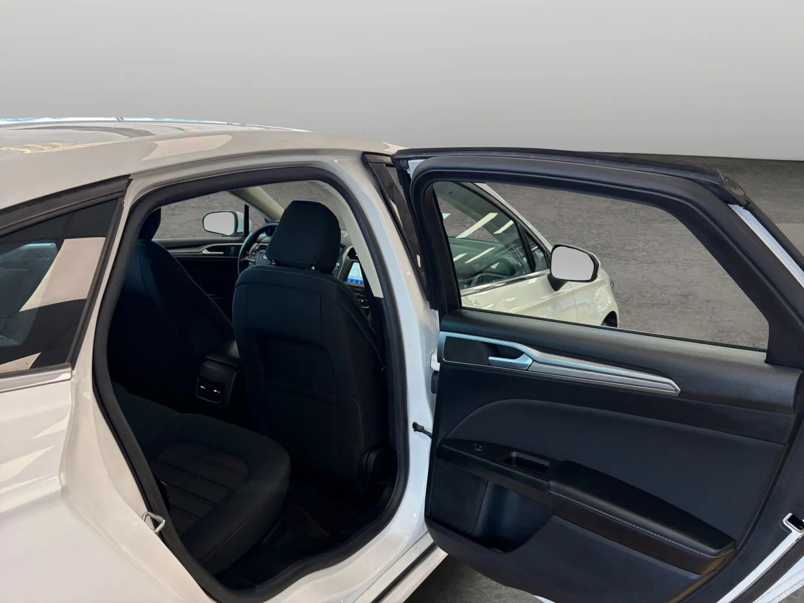 Used 2020 Ford Fusion SE FWD image 17