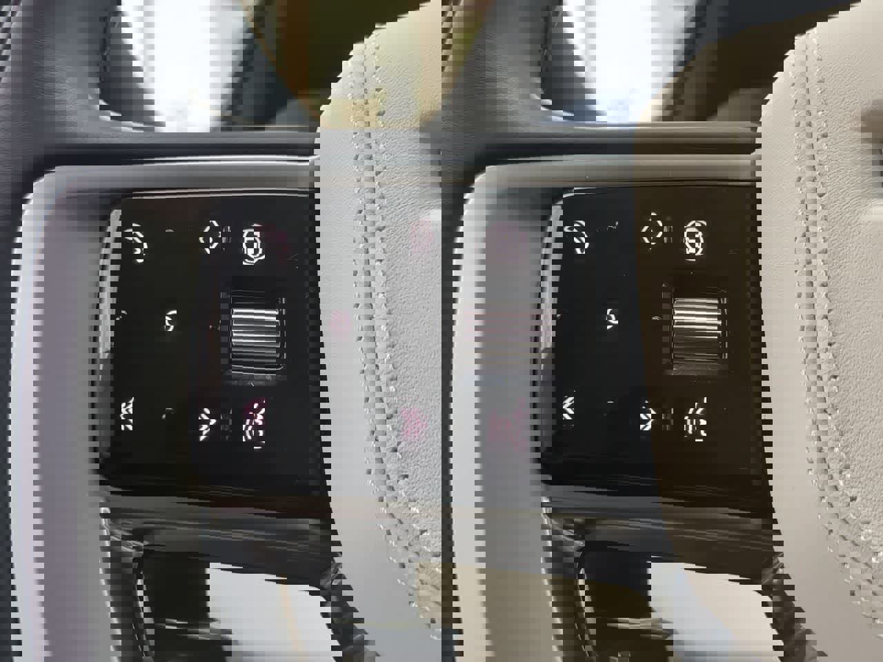 Certified 2025 Land Rover Range Rover Long Wheelbase SE image 26