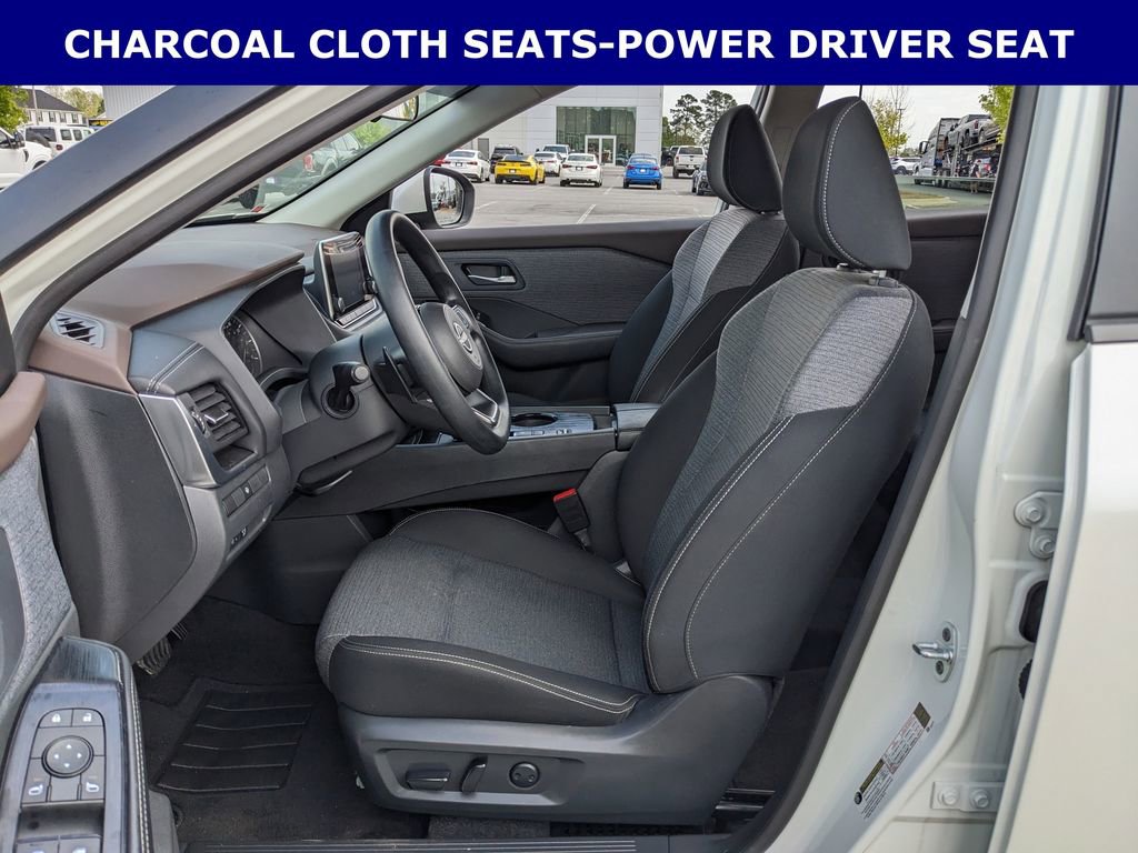 Used 2023 Nissan Rogue SV image 3