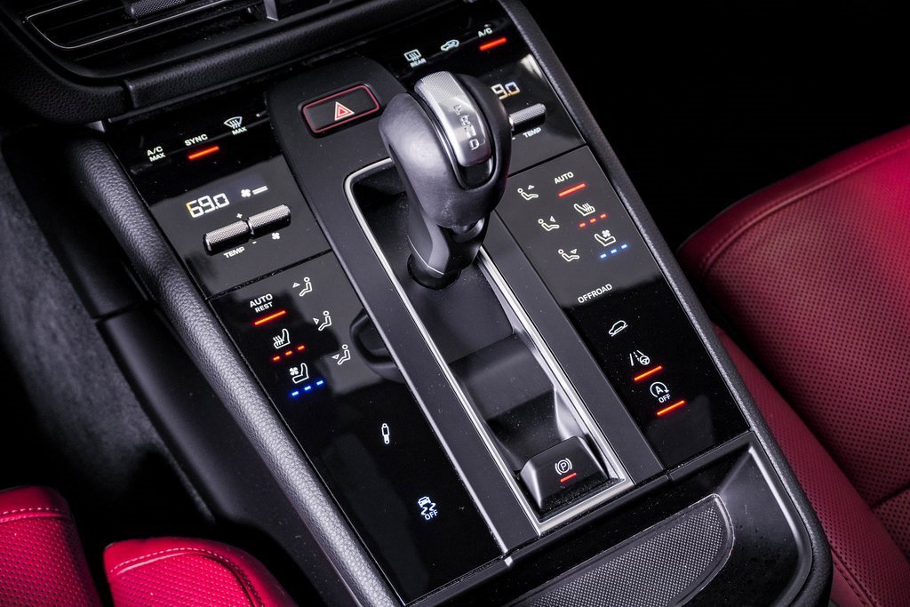 Certified 2023 Porsche Macan Turbo image 24