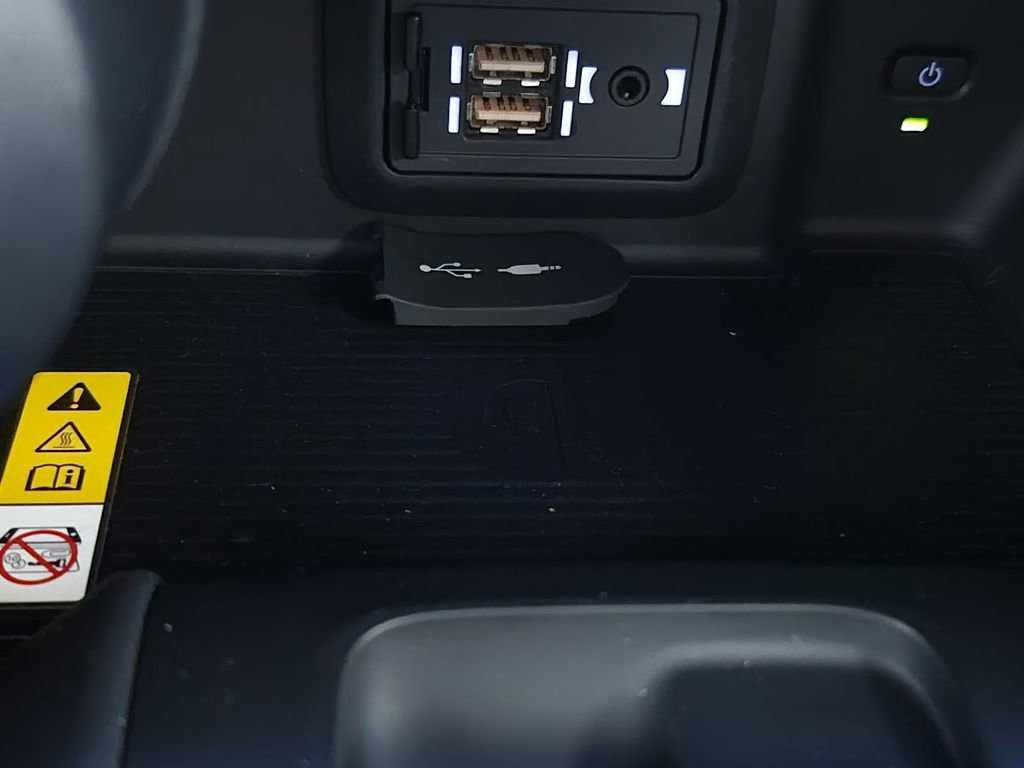 Used 2021 Toyota Venza Limited image 31