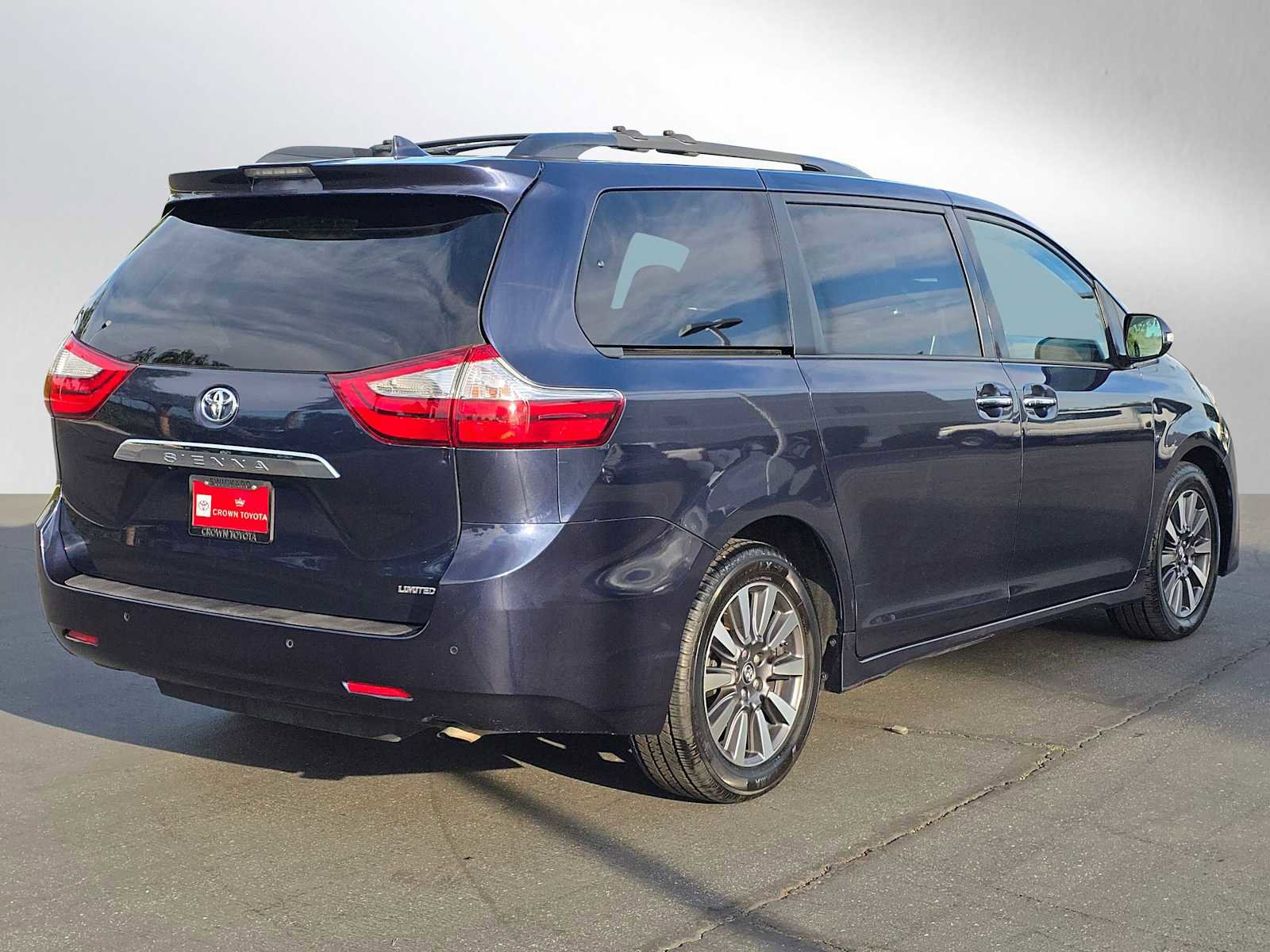 Used 2019 Toyota Sienna Limited image 3