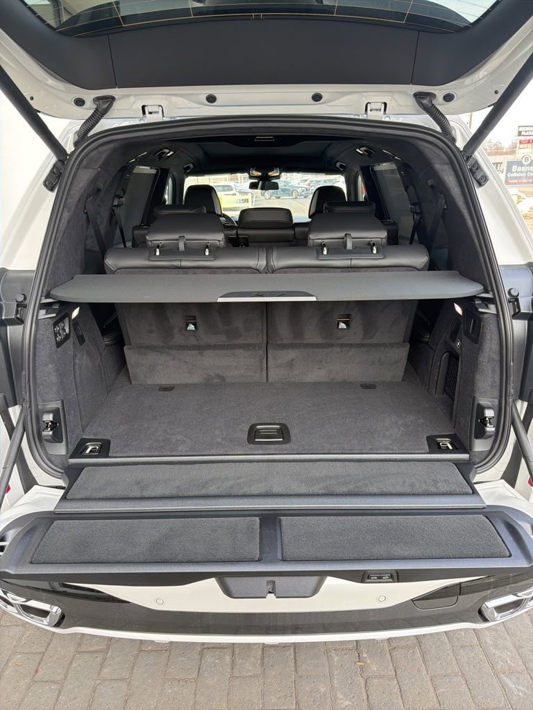 New 2026 BMW X7 M60i w/ Climate Comfort Package image 9