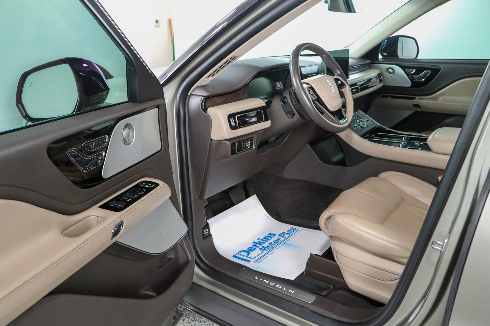 Used 2023 Lincoln Aviator Reserve w/ Equipment Group 201A AWD/4WD image 3