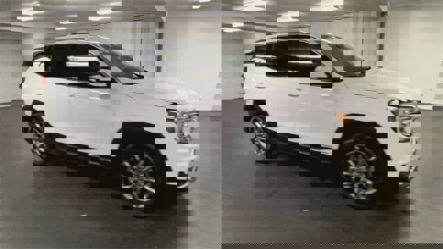 Certified 2024 GMC Terrain SLT image 2