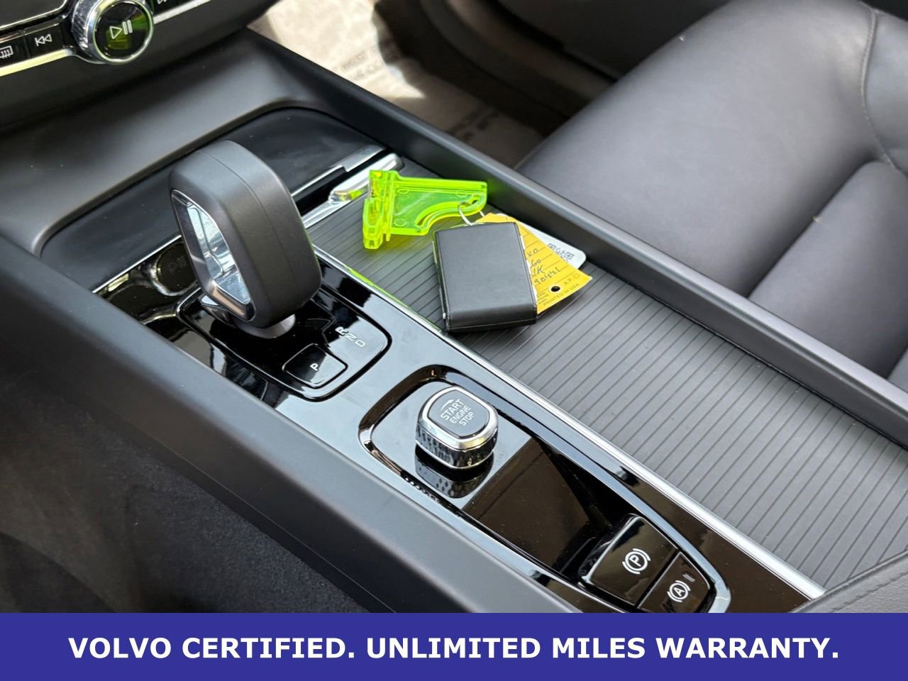 Certified 2025 Volvo XC60 B5 Core image 21