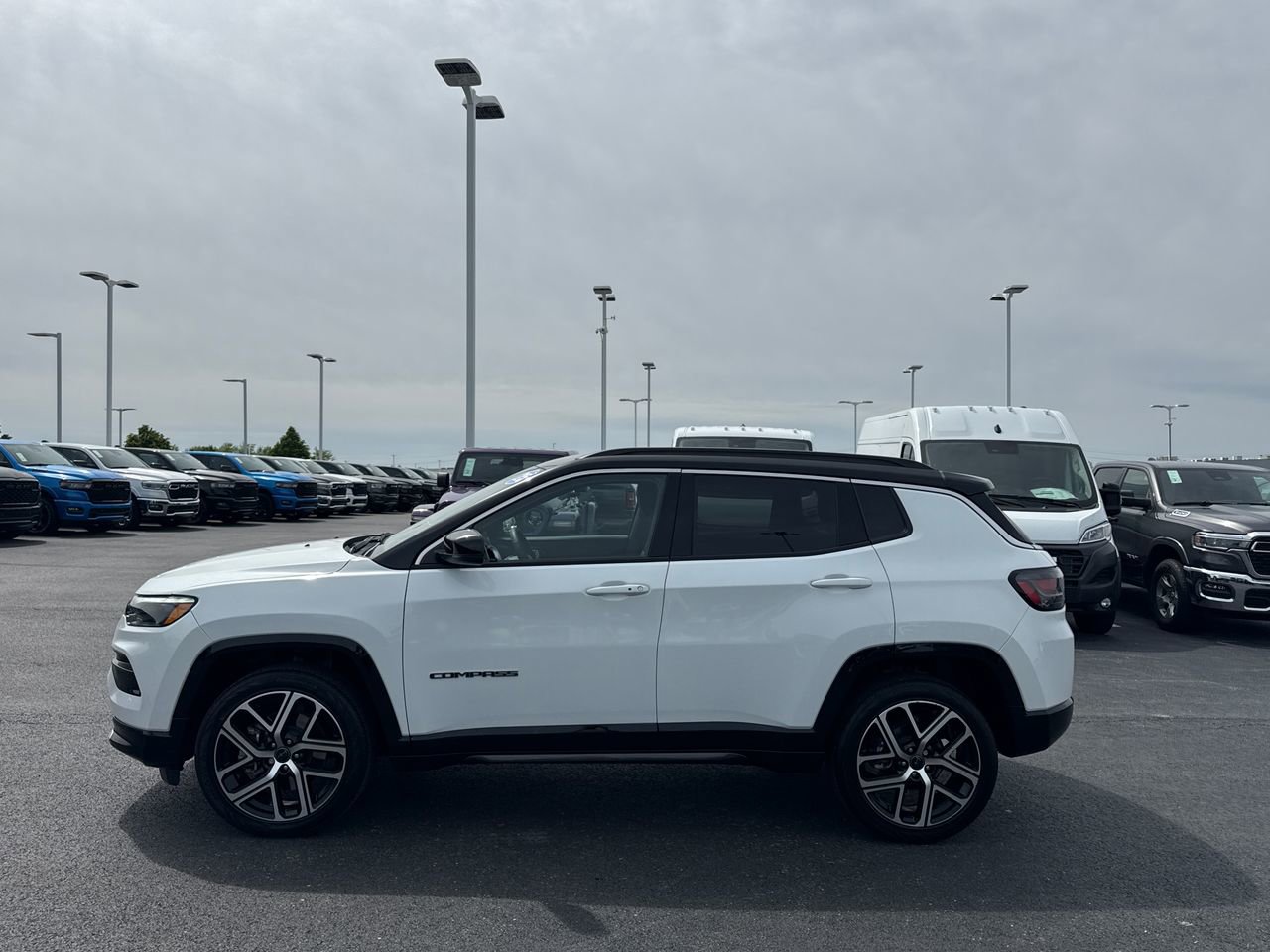 Used 2025 Jeep Compass Limited w/ Elite Group AWD/4WD image 6