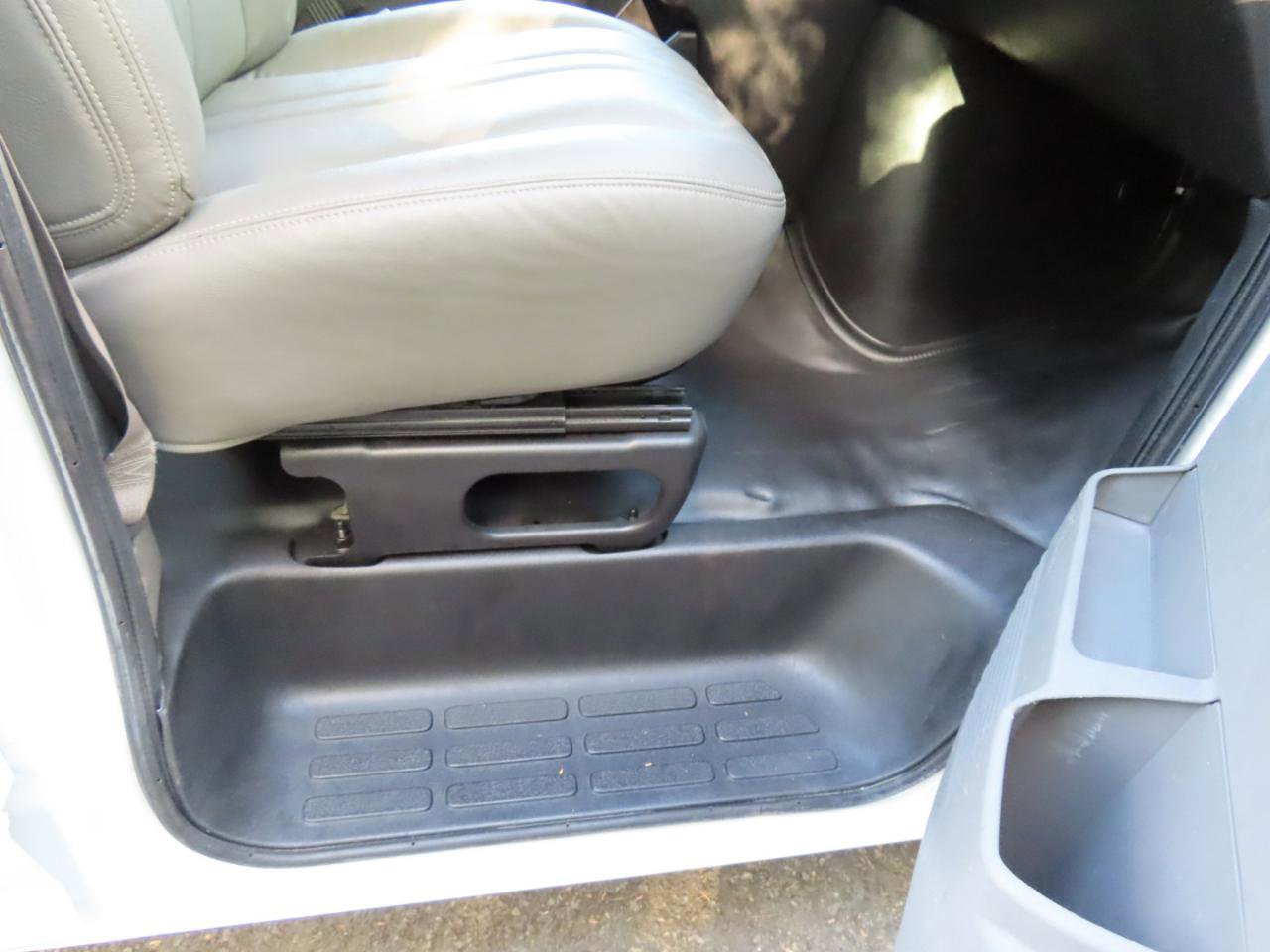 Used 2018 Chevrolet Express 3500 w/ Driver Convenience Package RWD image 24