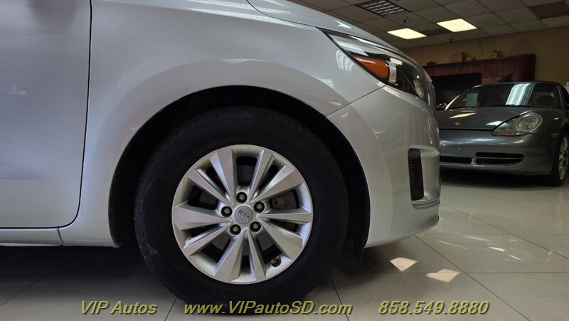 Used 2017 Kia Sedona LX w/ LX Essentials Premium Package FWD image 23