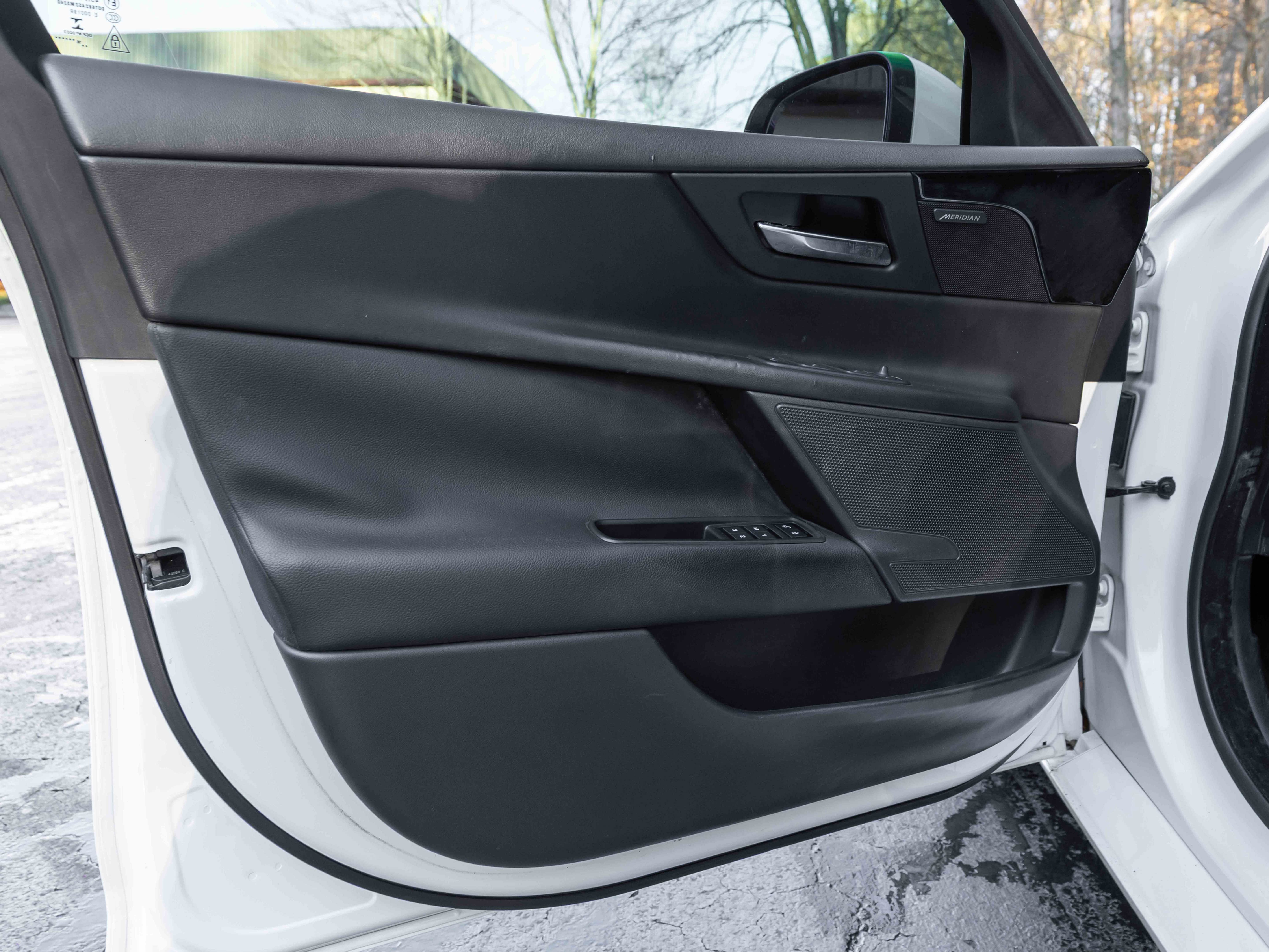 Used 2019 Jaguar XE Premium image 31