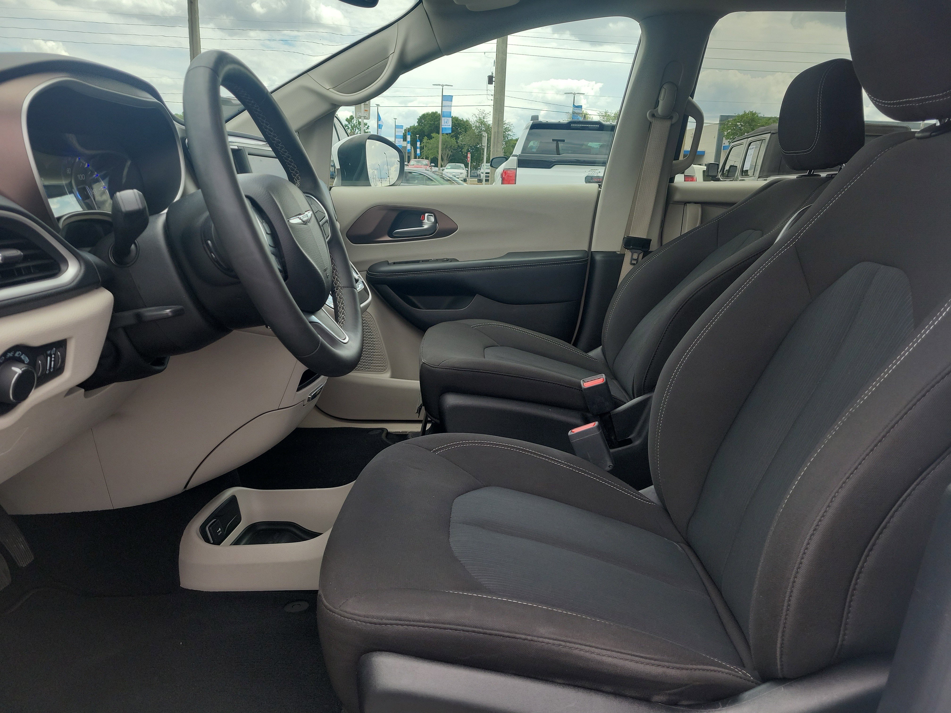 Used 2023 Chrysler Voyager LX FWD image 12