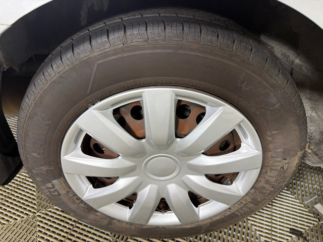 Used 2012 Nissan Versa SV FWD image 17
