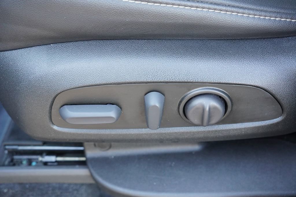 Used 2023 Chevrolet Traverse LT image 24