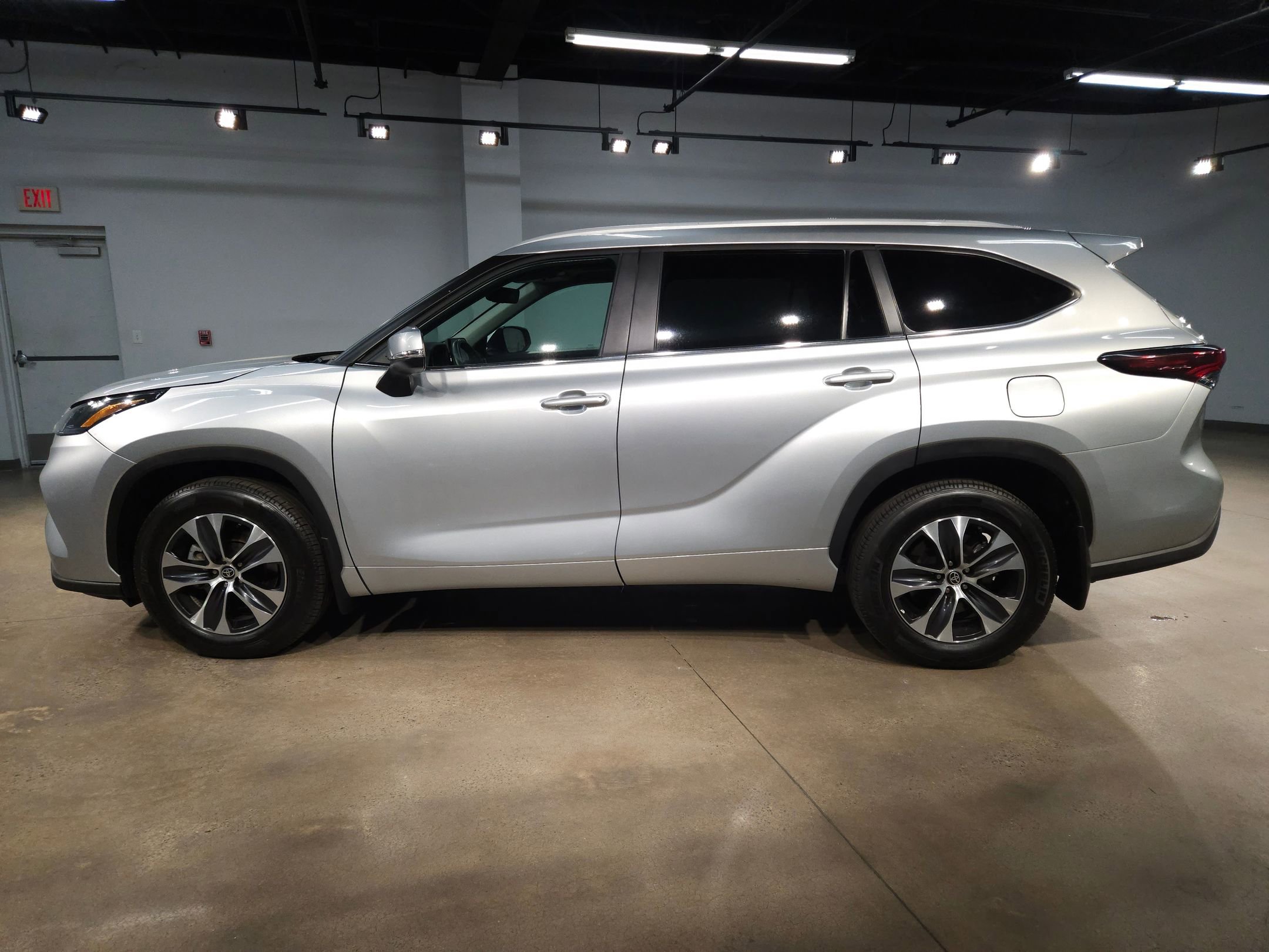 Certified 2025 Toyota Highlander XLE AWD/4WD image 4