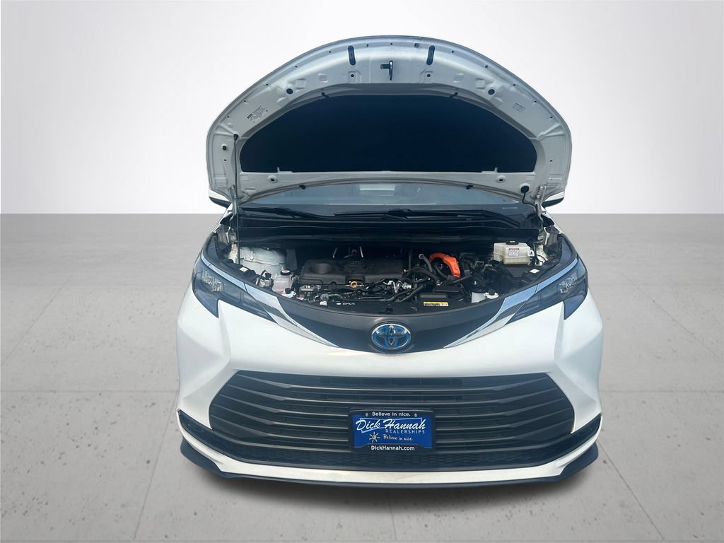 Used 2024 Toyota Sienna LE AWD/4WD image 4