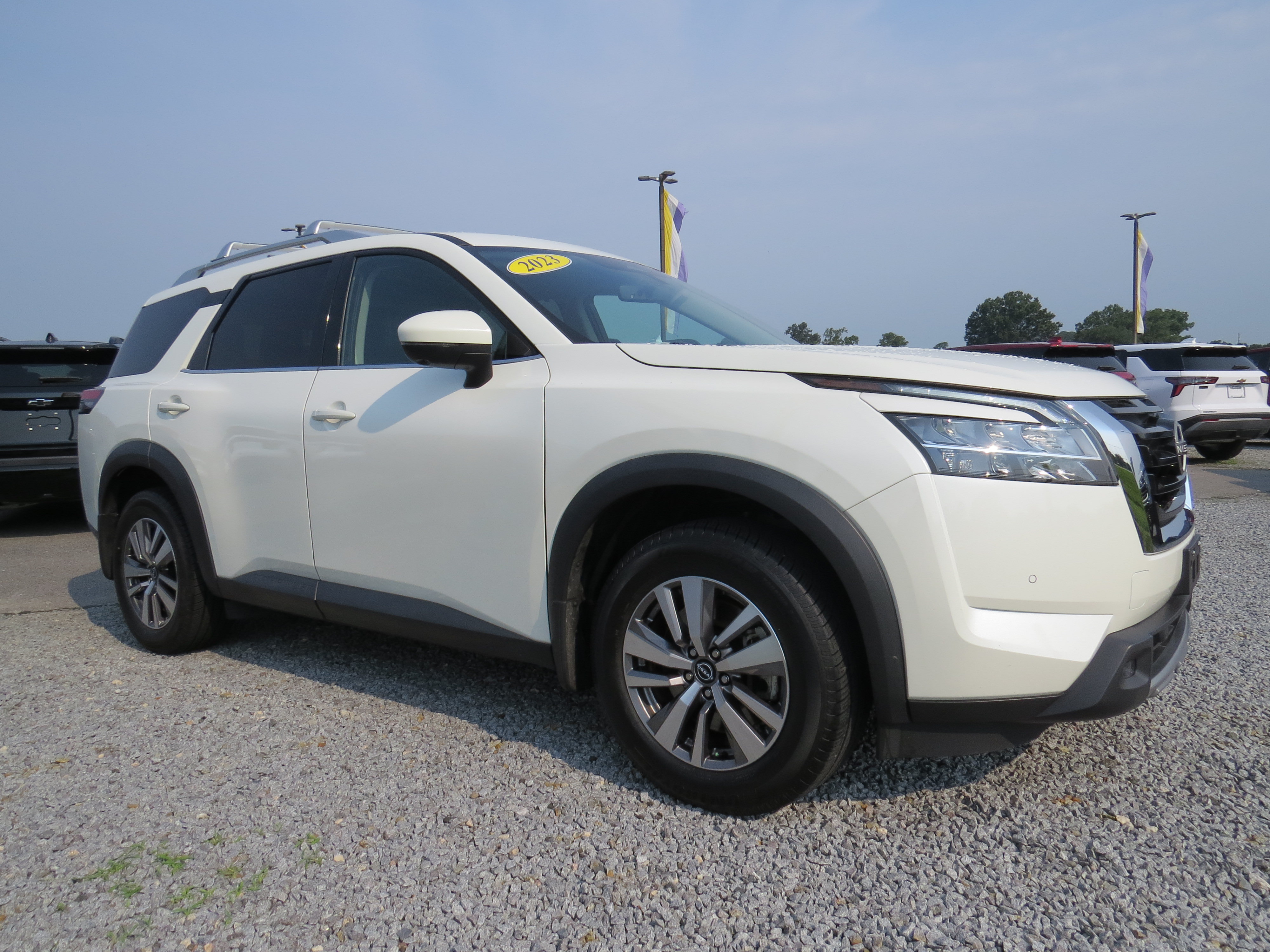 Used 2023 Nissan Pathfinder SL AWD/4WD image 2