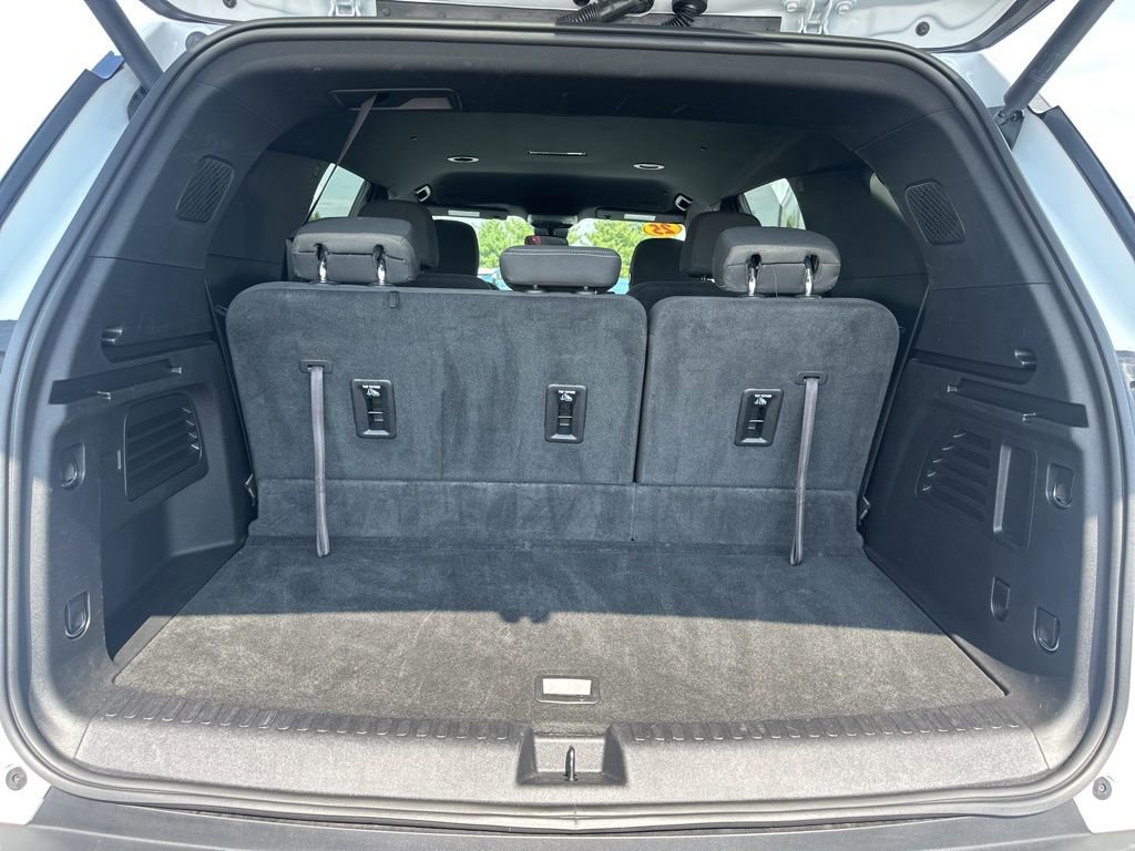 Used 2025 Chevrolet Traverse LT w/ Midnight/Sport Edition image 13