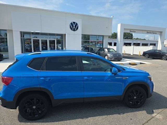 Certified 2023 Volkswagen Taos SE w/ Black Wheel Package FWD image 2